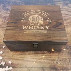 Whisky Geschenk-Set Mit 2 Gläsern, Eiswürfeln Aus Edelstahl, Zange, Samtbeutel In Einer Schönen Holzbox -Küchenutensilien Laden 15225e0acc60b7695d96410036b36fbc