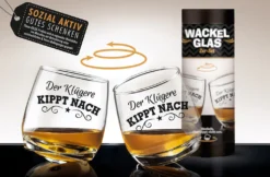 Gilde Wackelglas 2er-Set "Der Klügere Kippt Nach" Designgläser 27cl 8,8cm -Küchenutensilien Laden 4a24f7aa132dee497d00b237132e673a