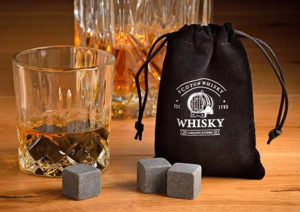 Whisky Geschenkset Nicht Nur Für Whisky Liebhaber:innen, 8 Granit Whisky Steine, 2 Whiskygläser, Eiswürfelzange Und Samtbeutel In Toller Holz Geschenkbox. Neidfaktor Inclusive 7 Whisky Geschenkset Nicht Nur Für Whisky Liebhaber:innen, 8 Granit Whisky Steine, 2 Whiskygläser, Eiswürfelzange Und Samtbeutel In Toller Holz Geschenkbox. Neidfaktor Inclusive – Bild 5