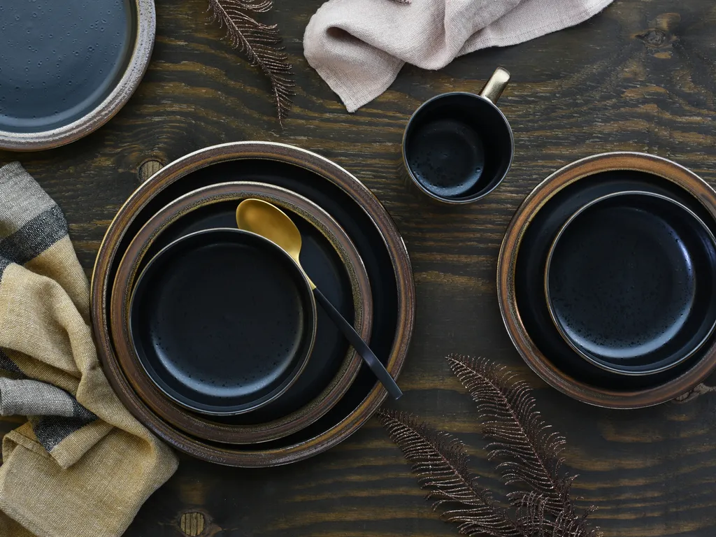 CreaTable 23592 Kombiservice Modern Industrial Für 4 Personen, Steinzeug, Schwarz/gold (1 Set, 16-teilig) 12 CreaTable 23592 Kombiservice Modern Industrial Für 4 Personen, Steinzeug, Schwarz/gold (1 Set, 16-teilig) – Bild 10