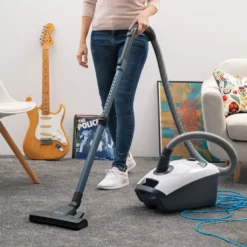 HooGo B3+ Bodenstaubsauger 3 Liter Mit Beutel Inkl. Parkett-, Polster- Und Fugendüse, Möbelbürste, 11m Aktionsradius, HEPA14 Filter, Allergikertauglich -Küchenutensilien Laden edd530f2afcbb8a4fd1e18a239af6a1e